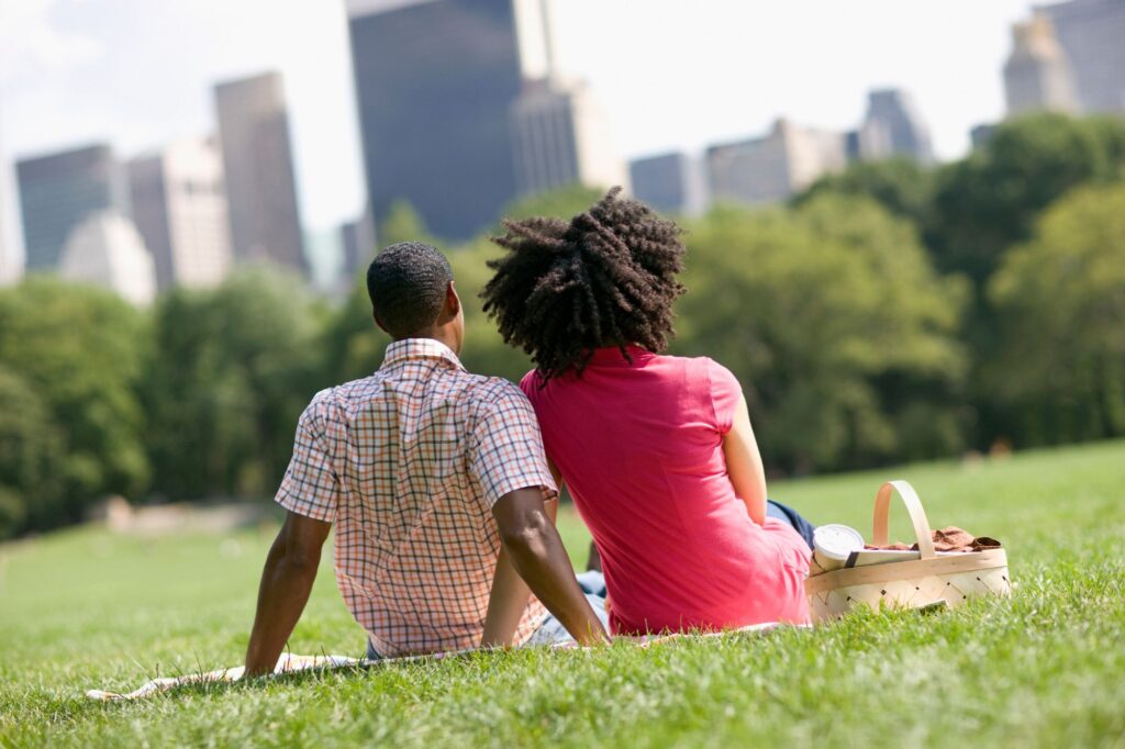 Couple having a picnic at Central Park in New York City, which is one of the best vacation spots for couples in the U.S. 